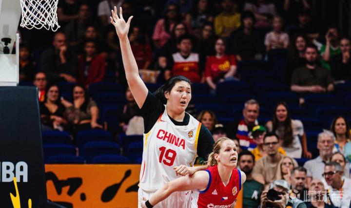 张子宇在女篮世界杯中的表现受限,仅出场10分钟